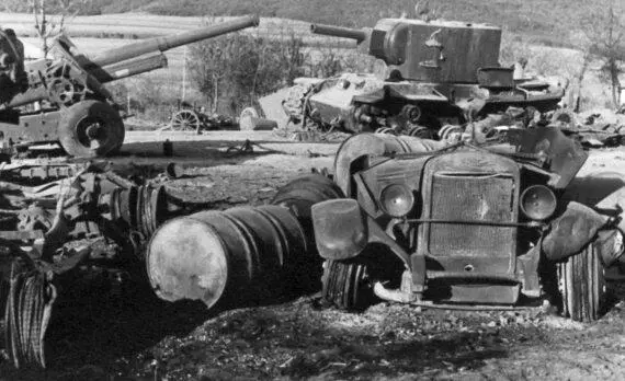 Разгромленная в результате авиаударов колонна советских частей на дороге Львов - фото 21