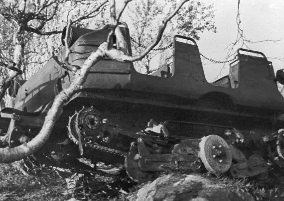 Разбитый тягач AustroDaimler ADMK Экипаж Т34 готовит танк к бою В - фото 75