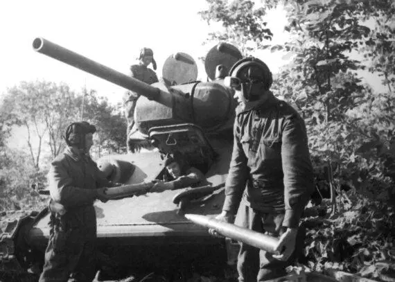 Экипаж Т34 готовит танк к бою В загрузке снарядов в танк принимают участие - фото 76