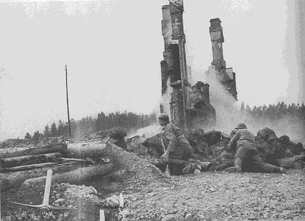 Финские войска Август 1941го Финские артиллеристы надписывают на снаряде - фото 5