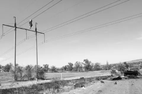 Dead Ukrainian soldier hanging from power cables Novokaterinivka September - фото 6