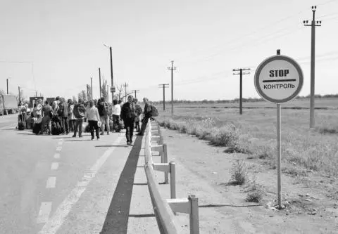 Pedestrians waiting at the Kalanchak checkpoint to cross into Russianannexed - фото 40