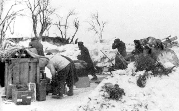 105см легкая полевая гаубица leFH18 ведет огонь по наступающим советским - фото 9