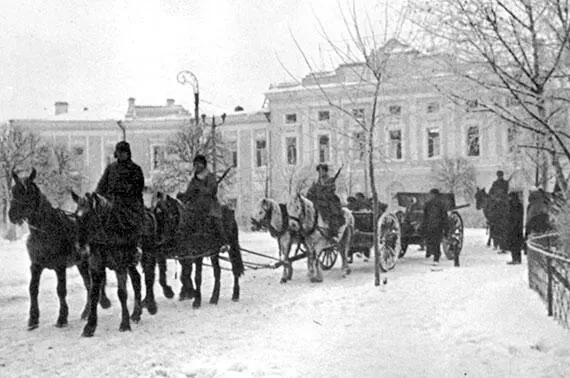 Советские артиллеристы входят в освобожденный Калинин Шестерка лошадей тянет - фото 12