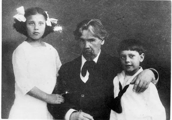 Наташа и Миша Кончаловские с В II Суриковым 1910 1911 А не поехать ли - фото 2