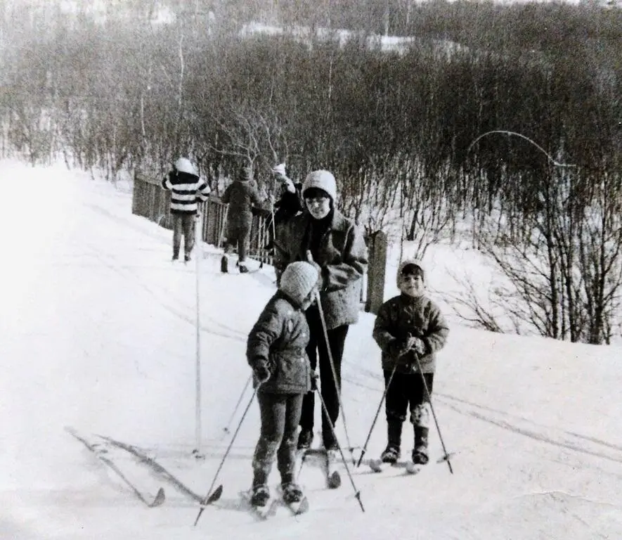 Североморск Мост через реку Ваенгу Татьяна Марина и Антон 1974 год К - фото 10