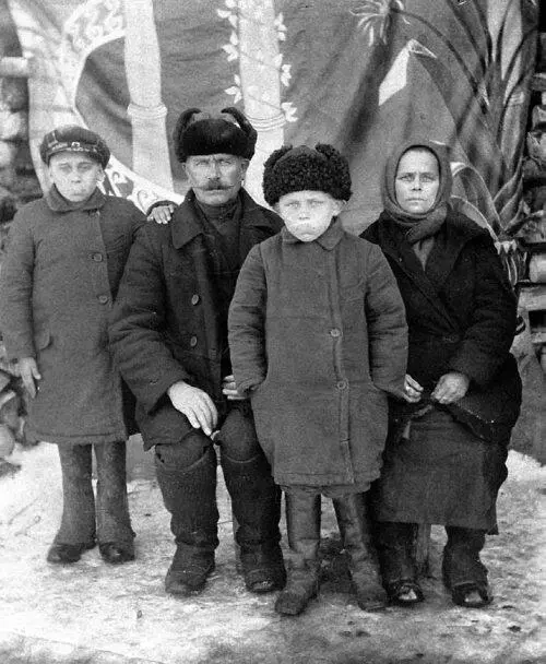 Родители моей матери Александр Иванович и Екатерина Васильевна Симоновы с - фото 3