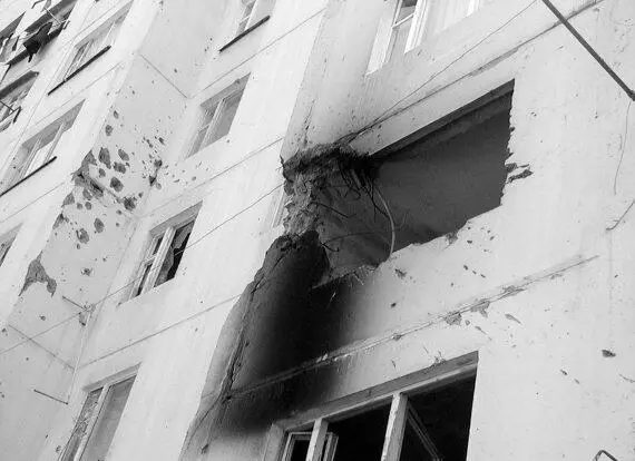 Следы артобстрела на фасаде многоэтажного дома Район 7й школы Грозный - фото 1