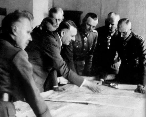 Следующая цель Сталинград Справа от Гитлера командующий 6й армией Фридрих - фото 1