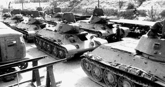 Танки Т34 и тягачи СТЗ5 на площадке СТЗ лето 1942 г Работающий на полную - фото 3