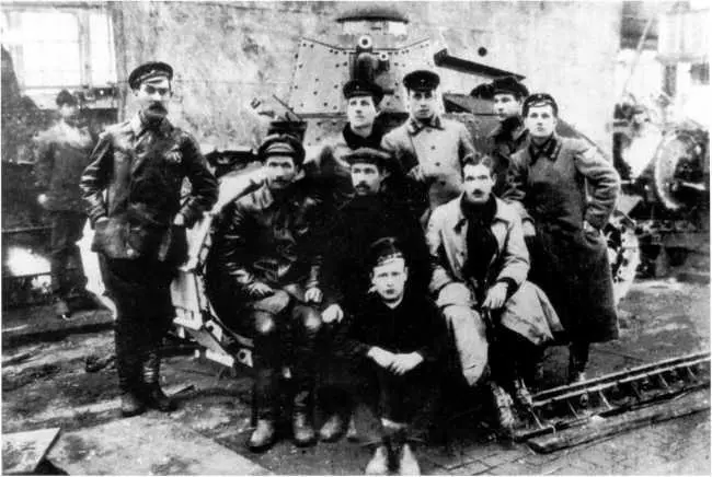 Первый образец танка Русский Рено в цеху Сормовского завода Август 1920 - фото 8