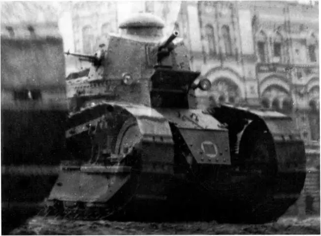 Танк Русский Рено на Красной площади во время парада Москва 7 ноября 1928 - фото 14