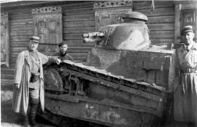 Французские инструкторытанкисты у Рено FT Советскопольский фронт 1919 - фото 22