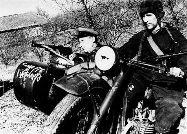Танкистыразведчики на своем трофейном мотоцикле BMW R12 Смерть Гитлеру - фото 21