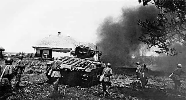 Пехота при поддержке танка MKII Матильда ведет бой в населенном пункте - фото 89