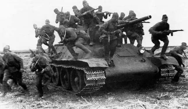 Танк Т34 с танковым десантом Часть майора Новикова Южный фронт май 1942 - фото 93