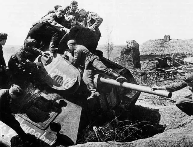Немецкие солдаты осматривают захваченный танк Т34 одной из бригад - фото 107