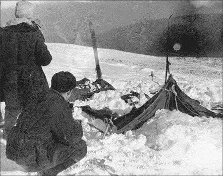 Палатка дятловцев после частичной ее раскопки Фото ВД Брусницына Ранее - фото 24