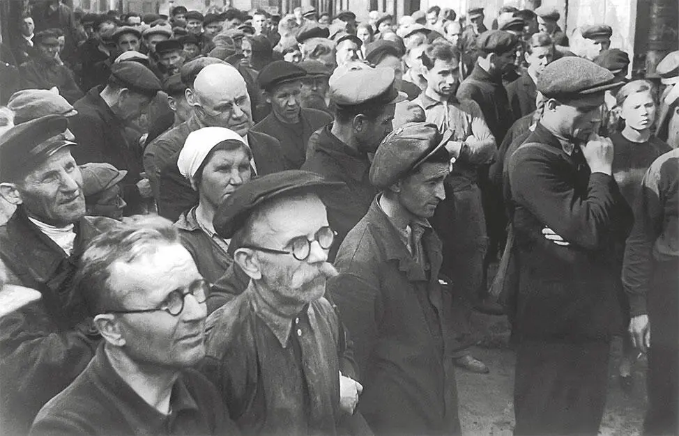 Люди слушают обращение Молотова 22 июня 1941 года А речь третьего июля он - фото 10