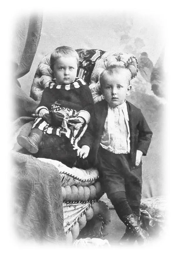 Михаил Булгаков стоит в детстве Киевская 1я гимназия с 1911 - фото 5