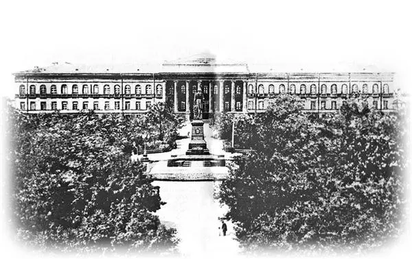 Императорский Университет св Владимира 1900е гг Перед зданием в центре - фото 13