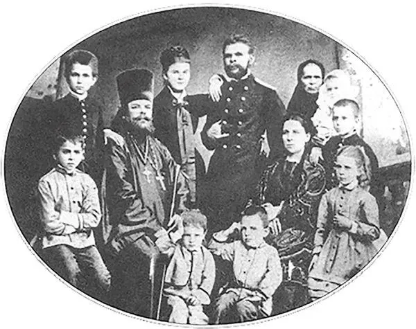 Семья Михаила Васильевича и Анфисы Ивановны Покровских 1880е годы Сидят - фото 44