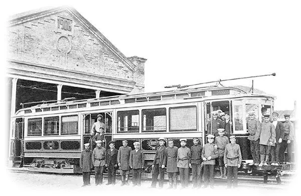 1907 г Работники Троицкого трамвайного парка на фоне нового четырехосного - фото 53