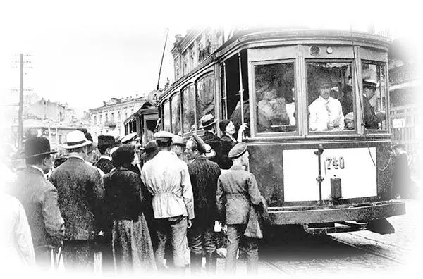 1918 г Думская площадь киевляне садятся в трамвайный вагон серии 700 - фото 54