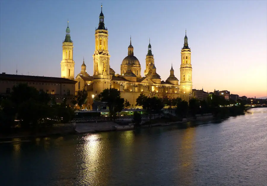 Базилика Nuestra Se ñ ora del Pilar в вечернем свете Вечером погуляли по Plaza - фото 18