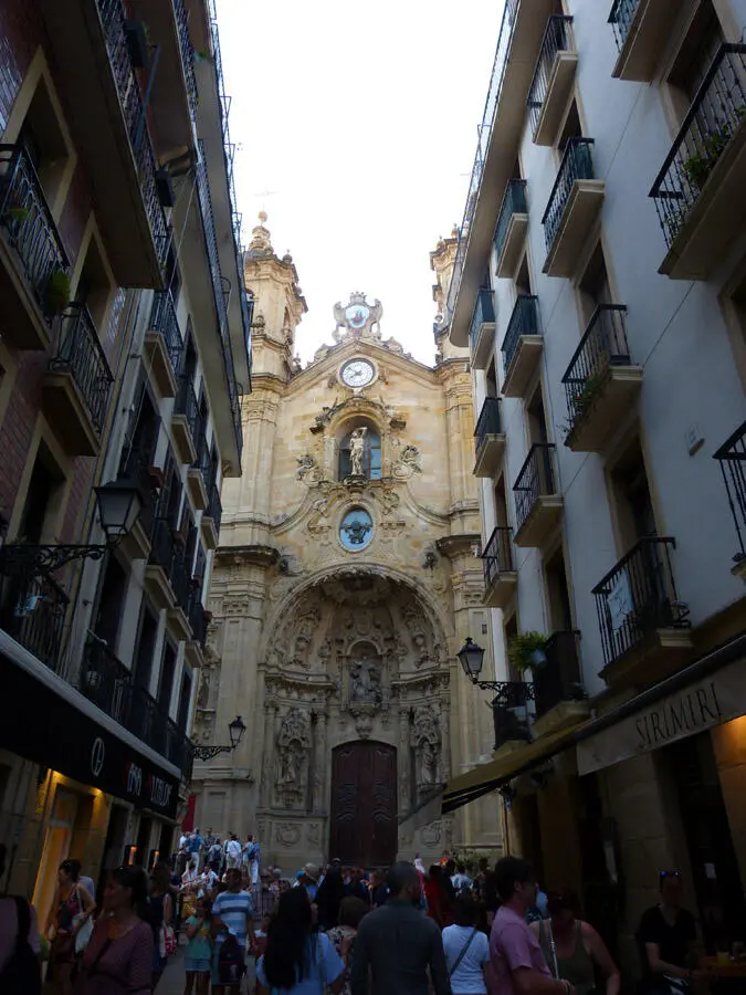 На подходе к базилике Santa María del Coro В трапезной храма устроен музей - фото 24