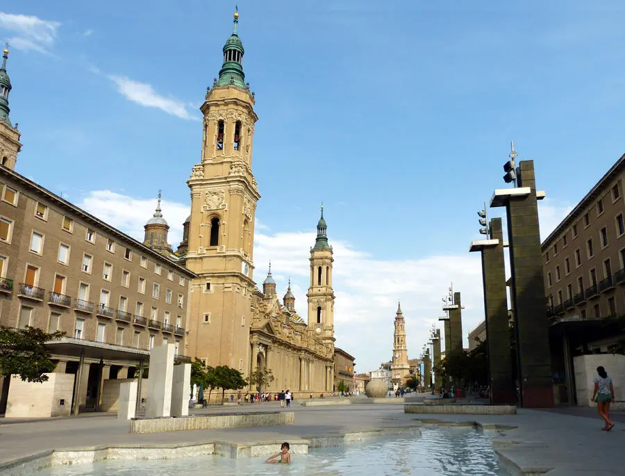 Plaza de Nuestra Señora del Pilar В тот момент когда мы вышли на площадь - фото 3