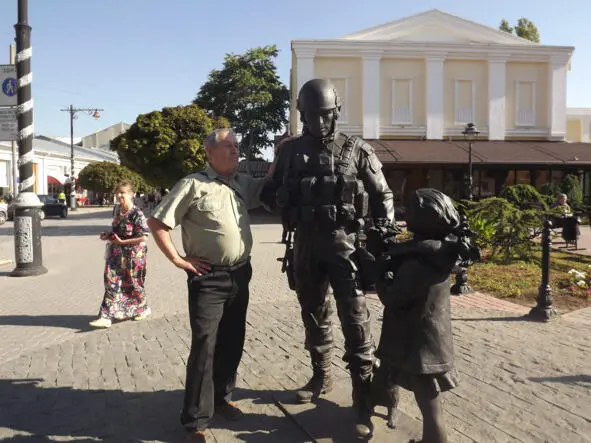 Крым Симферополь Девочка дарит цветы защитнику Крыма Зелёному человечку - фото 11