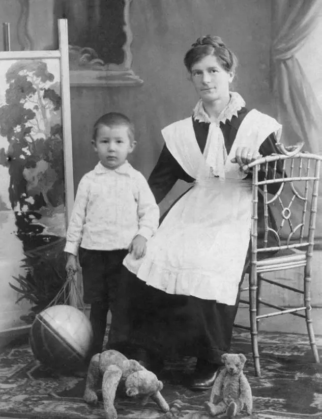 Сережа Юров и няня Ксюша 1918 Несмотря на все невзгоды жизни в коммуналке - фото 10