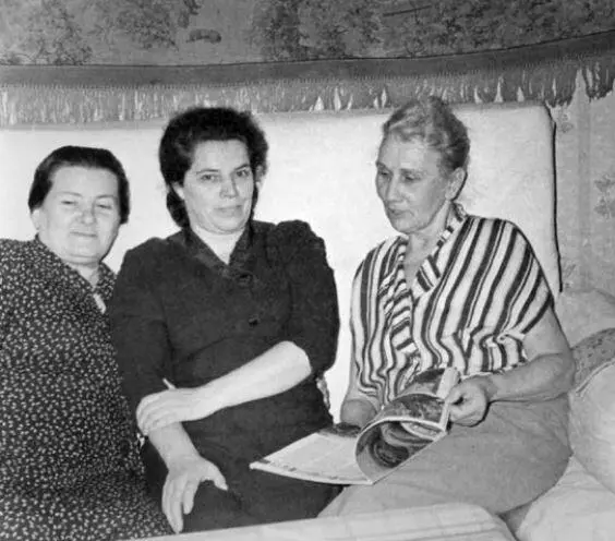 В комнате Ясинских Слева направо Елизавета Кирилловна Ясинская Зинаида - фото 13