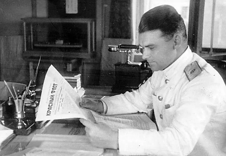 Начальник 2го Балтийского ВВМУ контрадмирал Филиппов АМ 1951 год Иногда - фото 5