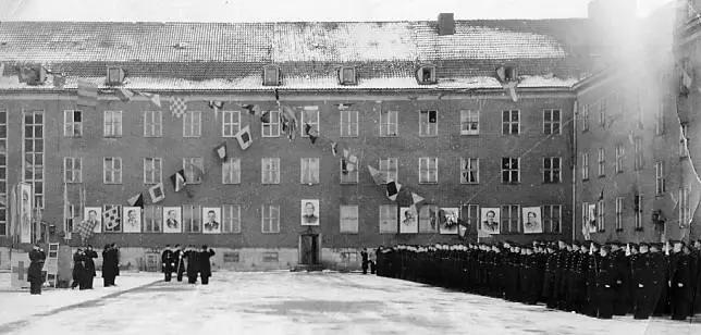 2е Балтийское ВВМУ Построение на плацу 1950е годы Его отец дядя Петя - фото 6