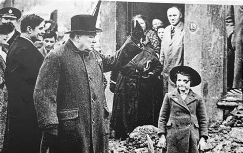 Черчилль среди жителей разбомбленных кварталов Лондона 1940 год Черчилль с - фото 19
