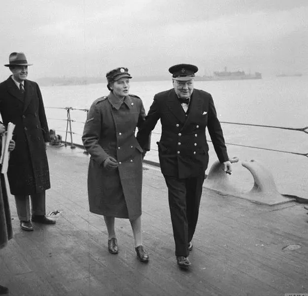 Черчилль с младшей дочерью Мэри на борту линкора Герцог Йоркский накануне - фото 20