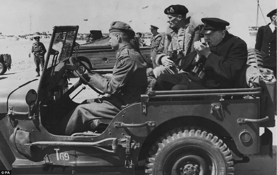 Черчилль вместе с генералом Монтгомери на плацдарме в Нормандии через 6 дней - фото 21