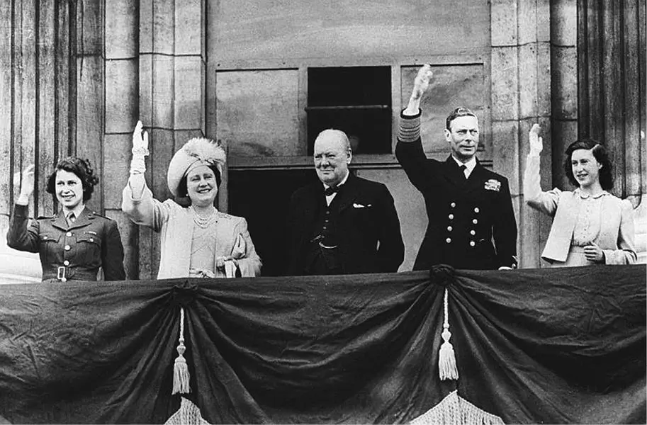 Черчилль вместе с королем Георгом VI королевой Елизаветой и принцессами - фото 23