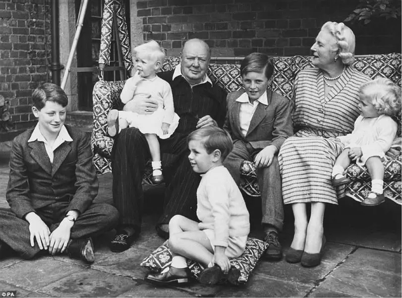 Уинстон и Клементина в окружении внуков в Чартуэлле 1951 год Первая полоса - фото 27