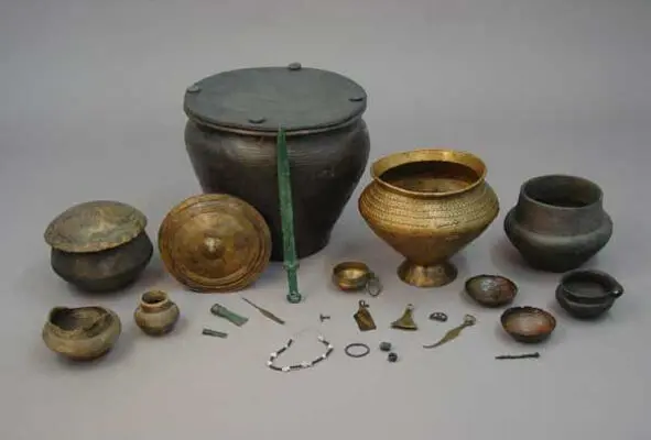 Artifacts from the mound of King Hinze Hunze This find made a real sensation - фото 24