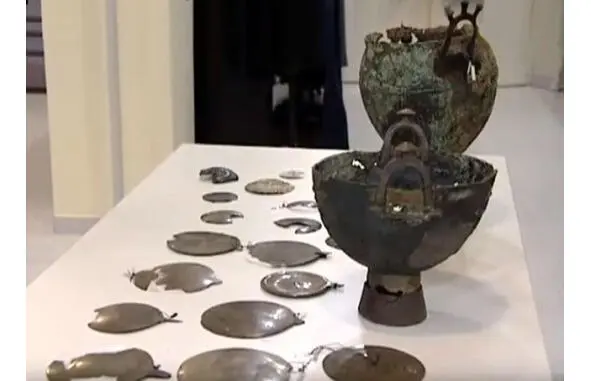 Bronze vessels with eyes from left to right Yamal 12c Kuban Sarmatian - фото 29