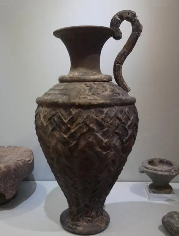 Minoyan ceramics of Crete Catacomb pottery differs from the primitive and - фото 39