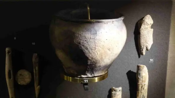 Chariot on the blackened vessel SHM The dwellings were semidugouts and ground - фото 48