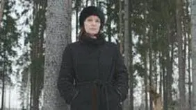 Вдова покойного Ольга Николаевна пятидесяти с небольшим лет в легкой - фото 2