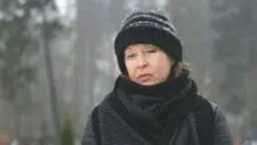 Напротив них на другой стороне от могилы переминалась с ноги на ногу и - фото 3