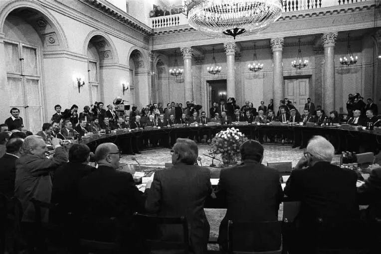 Poland Refolution at the round table Wałęsa had called off the strikes in - фото 7