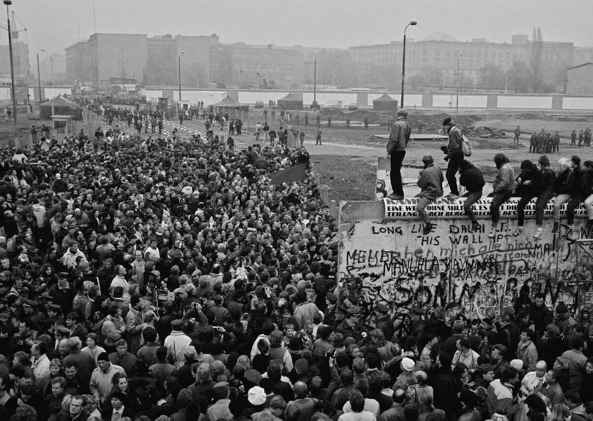 The open Wall Potsdamer Platz 12 November 1989 They saw the promised land - фото 16