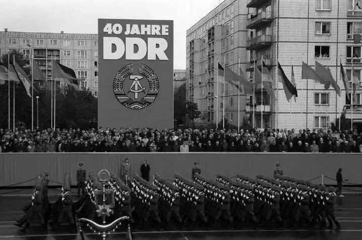 Happy birthday or last rites East Berlin 7 October 1989 After the parade - фото 12